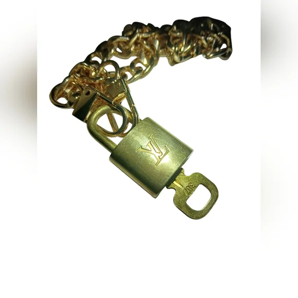 Louis Vuitton Gold Padlock #307 with Key & Unbranded Gold Tone Chain Included - Picture 7 of 15